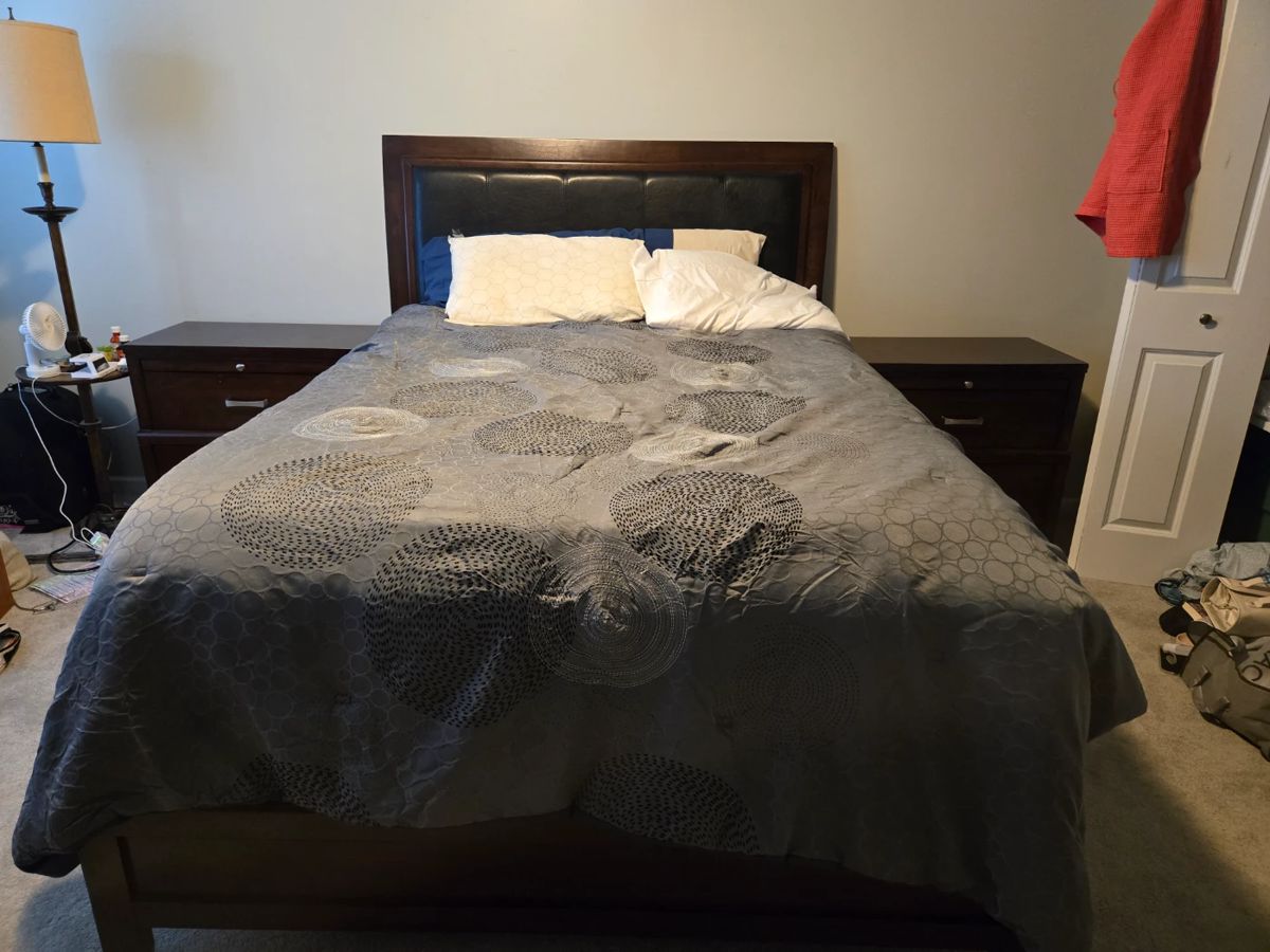 6 piece bedroom set - queen, bed and two night tables