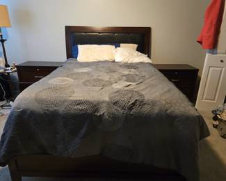 6 piece bedroom set - queen, bed and two night tables