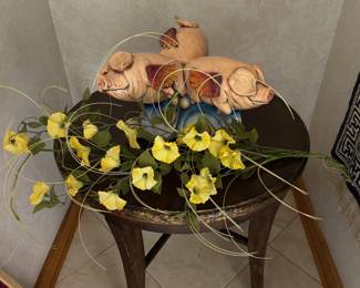 Pigs Decor, Floral, Round Table