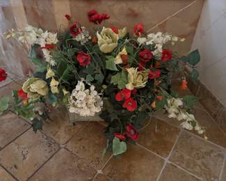 Geranium Floral in Green Tin