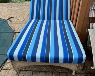 Woven Chaise w/Striped Pad