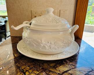 Tureen w/Ladle, Platter