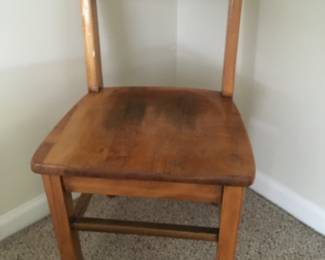 CHILDS WOODEN CHAIR