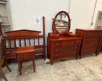 CUMBERLAND VALLEY DAVIS CABINET CO FULL BEDROOM SUITE / BED / DRESSER WITH MIRROR / CHEST OF DRAWERS / NIGHTSTAND