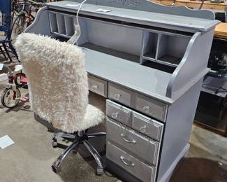 DESK / ROLLING CHAIR