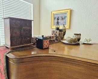 Piano is not for sale. Thank you, Epoca Estate Sales.