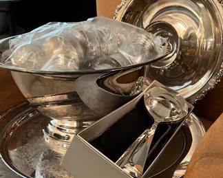 Silver plate hosting items