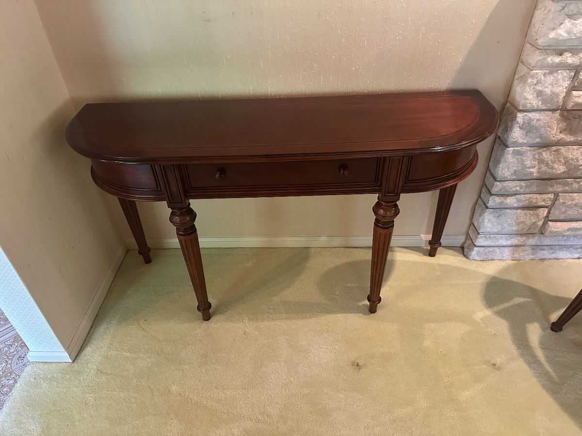 CONSOLE TABLE