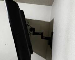 28 inch TV with swivel mount