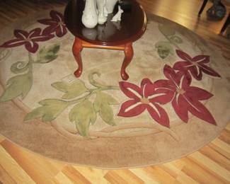 Round rug - no stains or wear