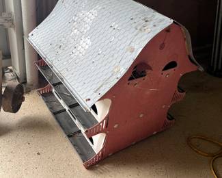 GREAT METAL MARTING HOUSE