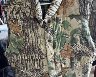 CABELLAS CAMO VEST