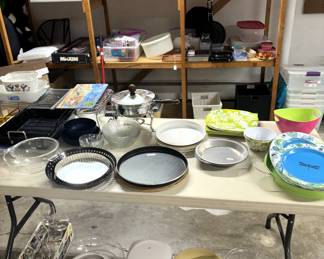 Variety of kitchen items.