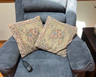 Electronic lift chair