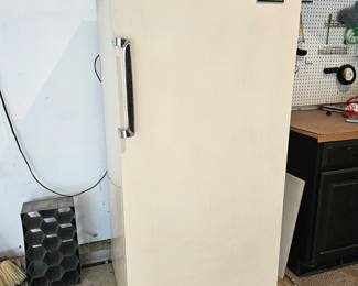 Kelvinator Vintage Cream Refrigerator with Glass Shelves & Freezer Temp Control _ Works Great!