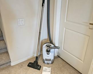 Miele Polaris Plus Bagged Vacuum Cleaner with Operating Instructions - Works