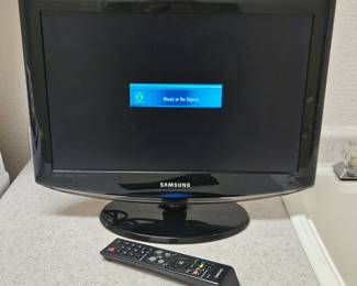 2007 Samsung 19-Inch LCD TV with Remote Control and Stand - Works Fine