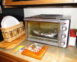 Toaster oven and trivet