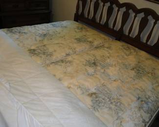 Kind bed, made up of two twin XL mattresses