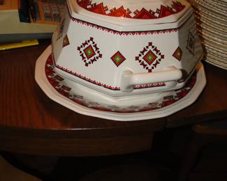 Very nice soup tureen and serving platter too
