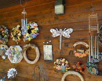 More wreaths and more items, all perfect for outdoor, or indoor decorating, and compliments of Heidi
