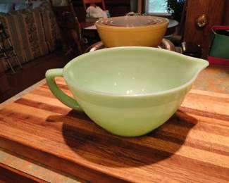 Mixing and pouring bowl, Jadeite style
