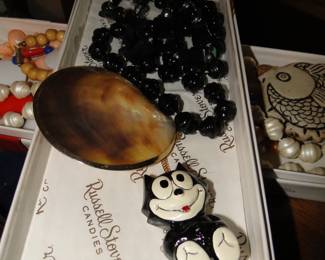 Felix the cat and a nice matching black necklace