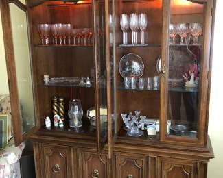 Beautiful quality Thomasville lite China hutch.