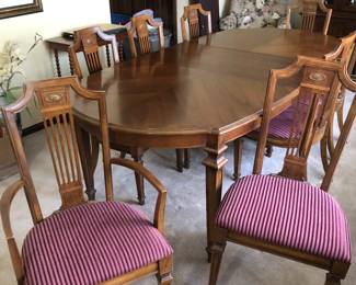 Thomasville dining table with two leaves and table pads. Eight chairs, two are captains chairs. Beautiful condition.