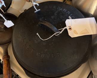 Wagner ware drip drop cast iron skillet with lid