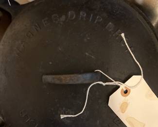 Wagner ware cast iron skillet with lid