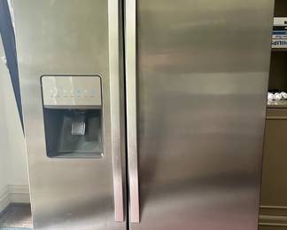 Whirlpool Refrigerator. 