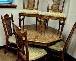 Vintage 7 pcs. Dining room set w/ leaves