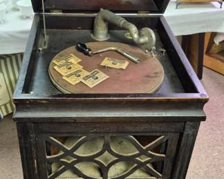 Vintage "Oriole" crank phonograph w/ needles