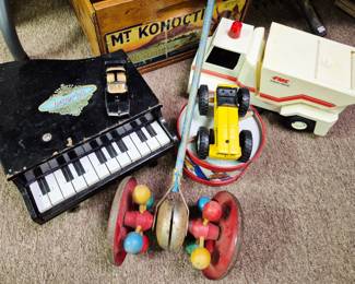 Much miscellaneous toys