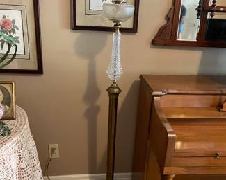 Pedestal oil lamp