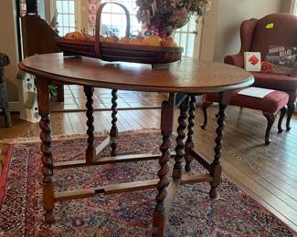 Drop leaf table