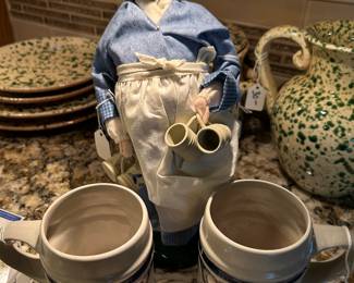 WILLIAMSBURG POTTERY WITH TAVERN LADY