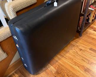 MASSAGE TABLE