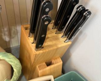 Kitchen knife block with stainless steel knives