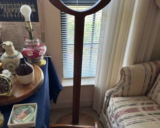 Heart-shaped wooden stand or towel holder