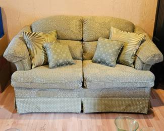 52 GreenFloralPatternedLoveseat4GreenPillows