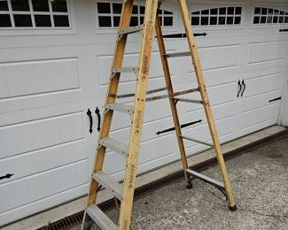 188 Husky8FiberglassLadder