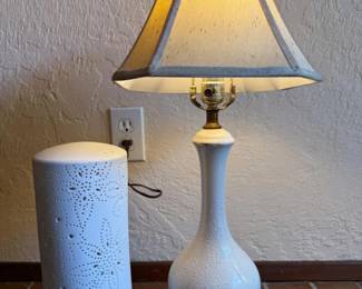 255 VintageLampBatteryOperatedLightonStand