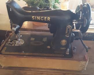 Vintage Singer 99K sewing machine..great working condition..bobbin plate is missing..