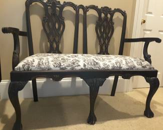 Chippendale style settee in excellent condition. This is a fabulous looking piece and would look great in a foyer, hallway, bedroom or sitting area
