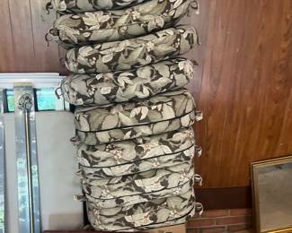 Like new cushions that go on metal chairs