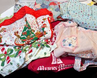 Vintage apron lot - Make sure you go to our HiBid page to see all the items and more pictures.