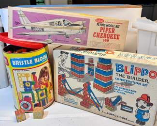 Vintage Piper Cherokee airplane model kit - Make sure you go to our HiBid page to see all the items.