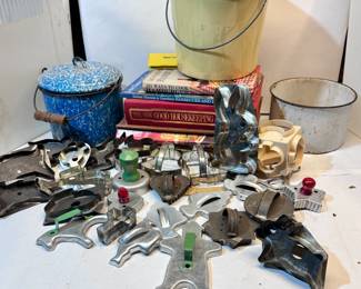 Vintage cookie cutters - Make sure you go to our HiBid page to see all the items and more pictures.